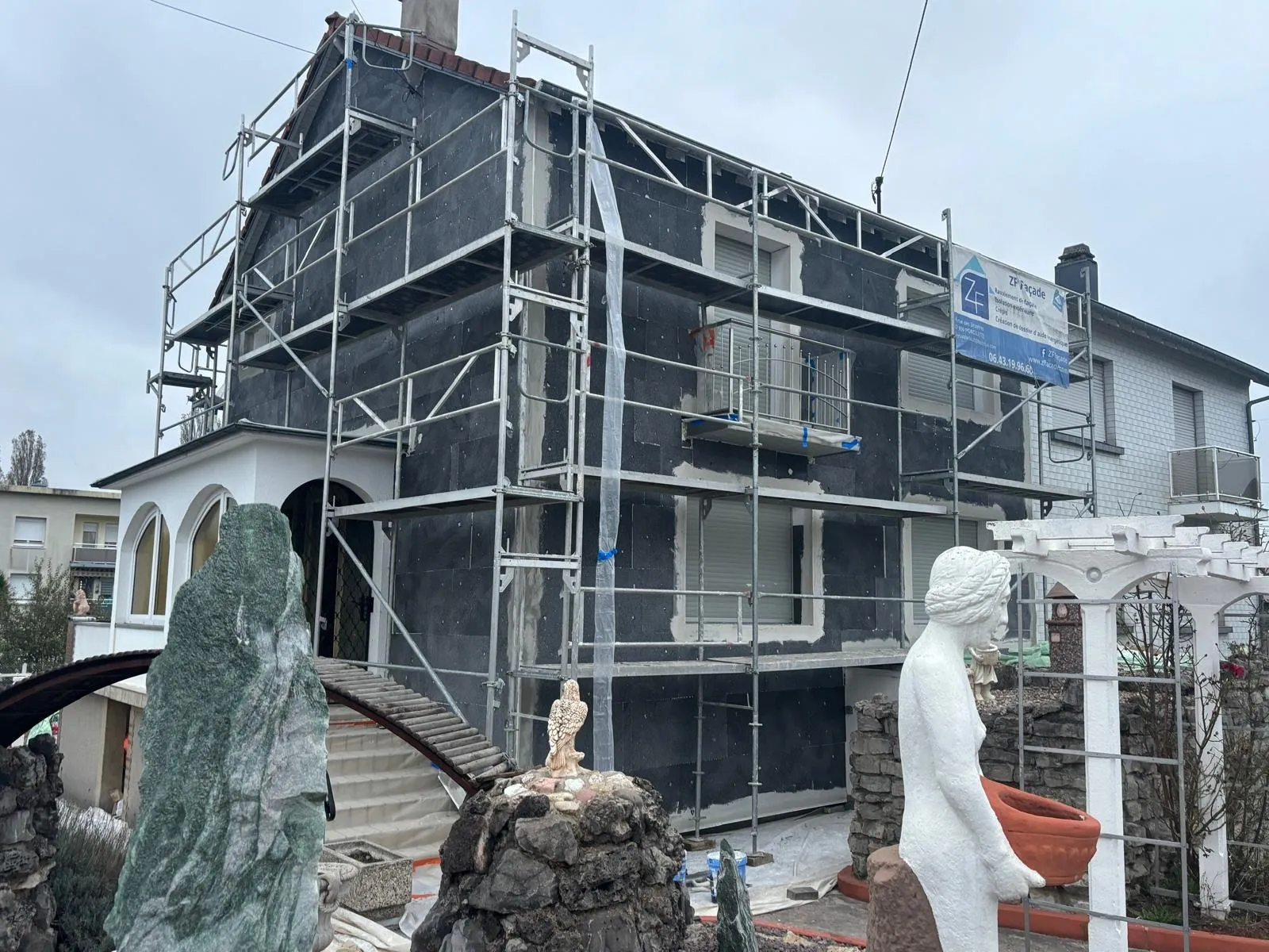 Pose de panneaux isolants sur la façade d'une maison — isolation thermique par l'extérieur en Moselle